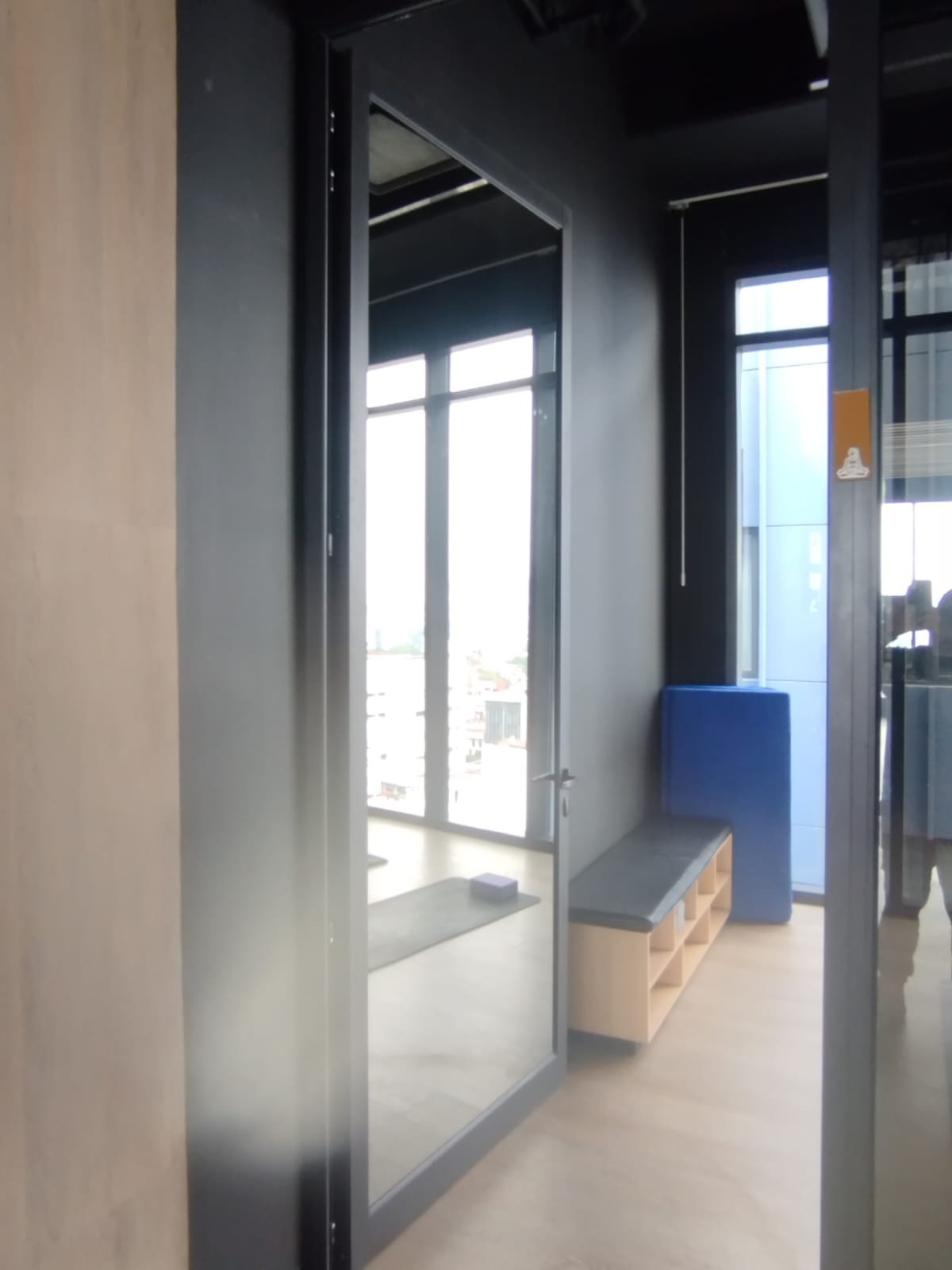 Puertas abatibles de aluminio negro para estudio y recámara
