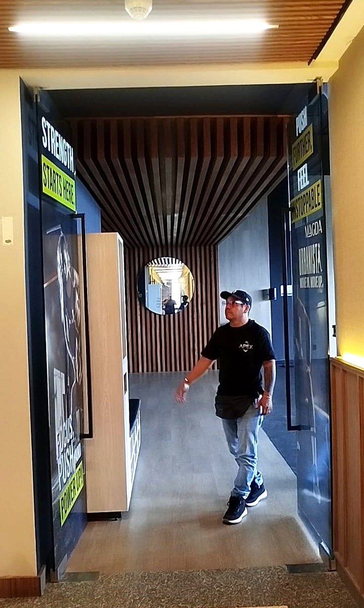 Locales comerciales y clubes con cancelería APEX en CDMX
