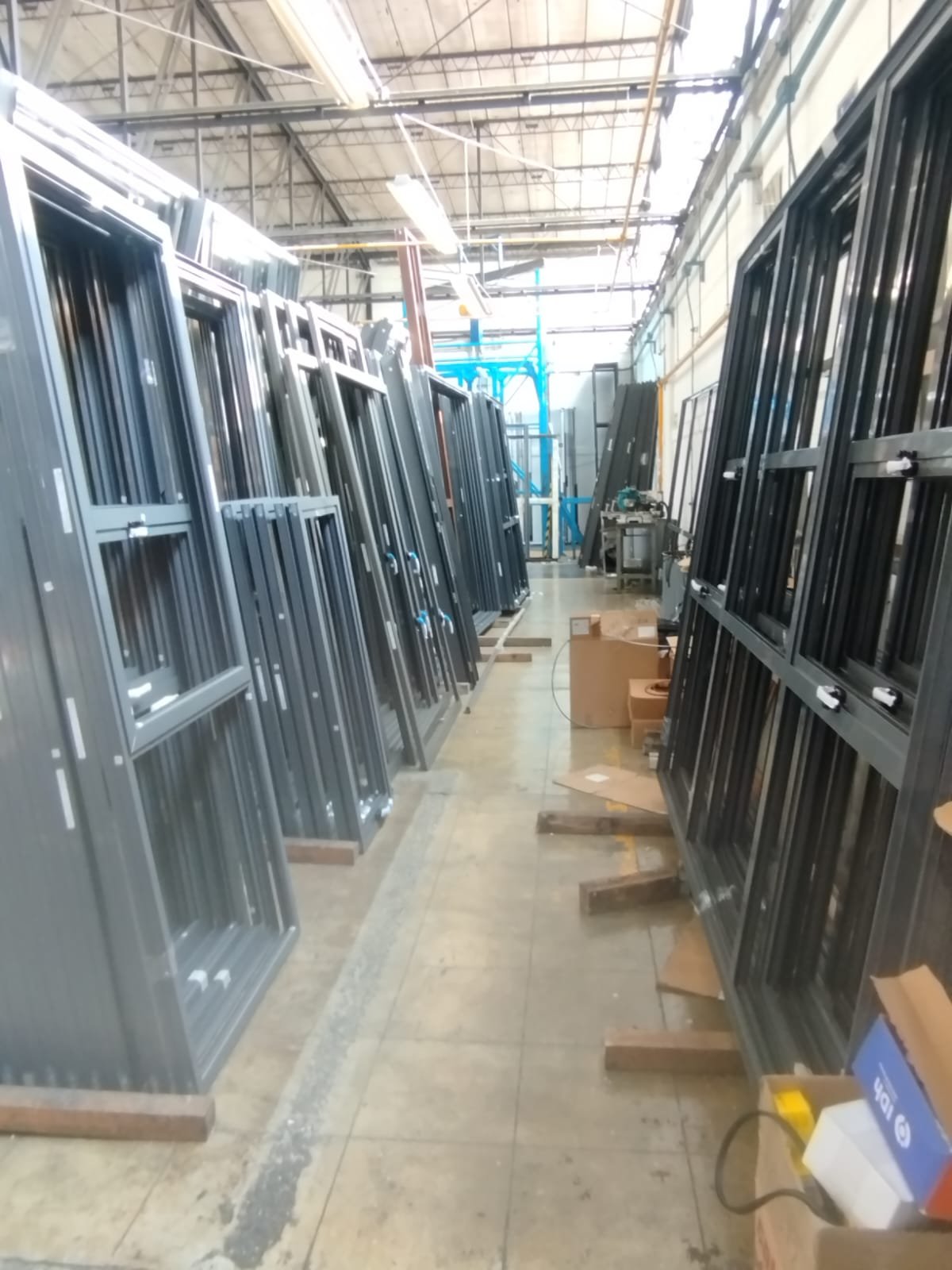 Taller de fabricación y ensamble de cancelería de aluminio APEX